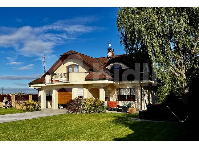 Prodej rodinného domu 253 m2, pozemek 1 107 m2.