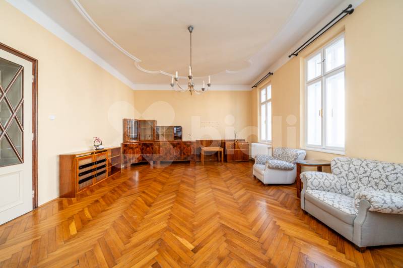 Pronájem prostorného bytu 2+1 s balkónem v centru
