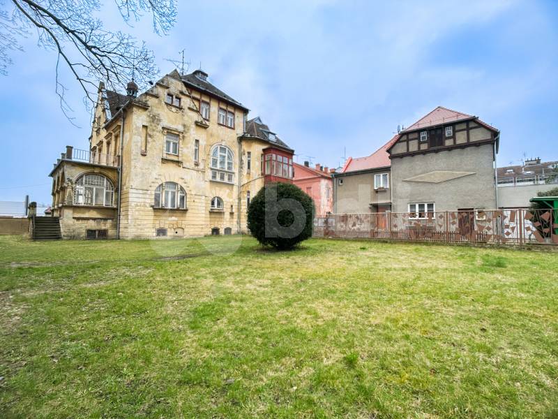 Prodej vily 900 m2, pozemek 2018 m2, Krnov - Pod